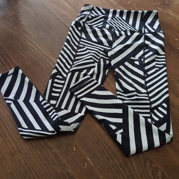 SOLD. Victoria Sport knockout tight - Picture 4 of 4